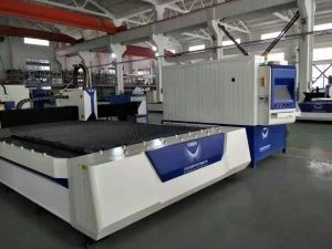 500W / 1000W kabinetas metalo lakštai pluošto lazerio pjovimo staklės